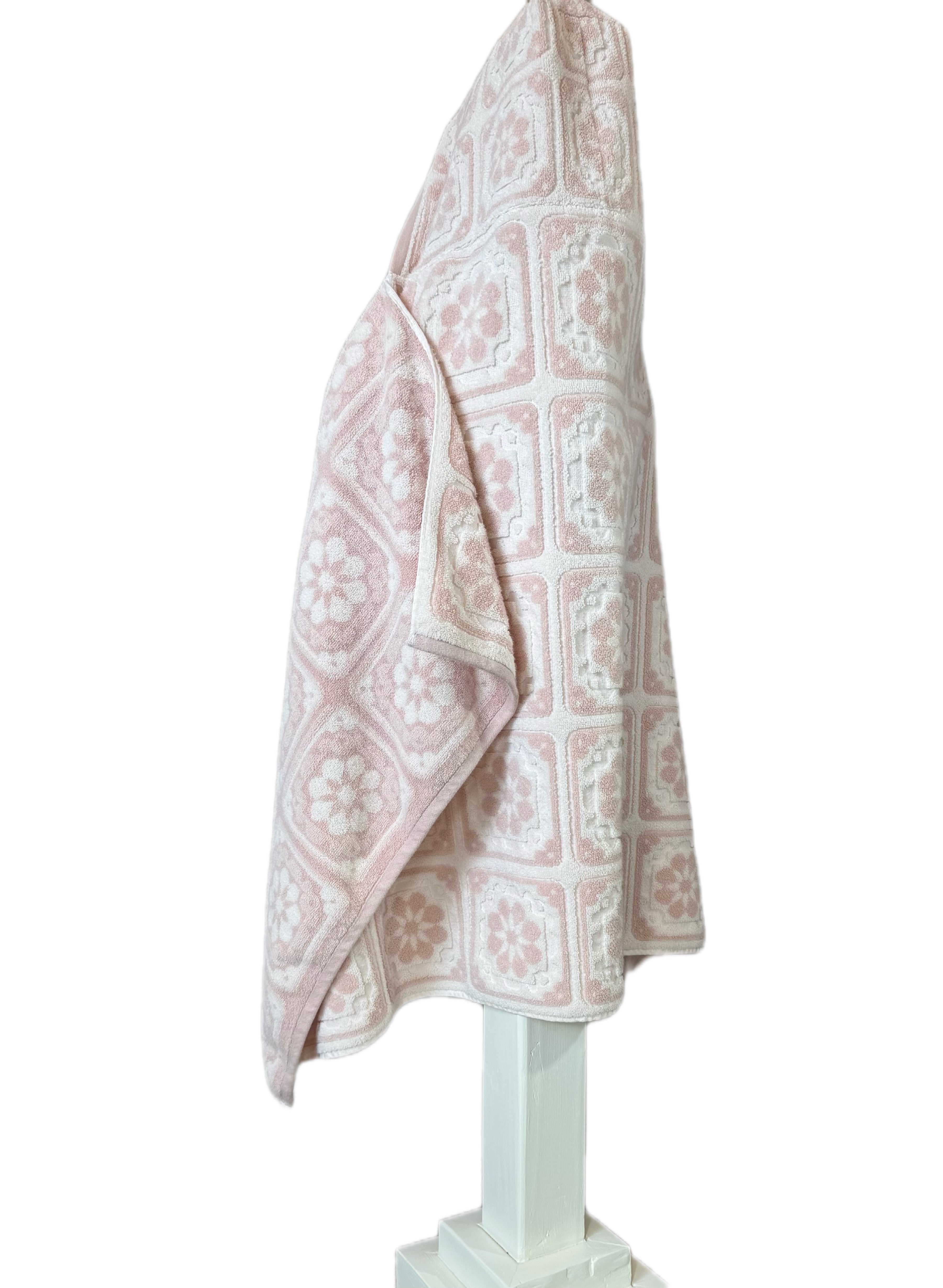 Sculpted Granny Squares hooded bath towel