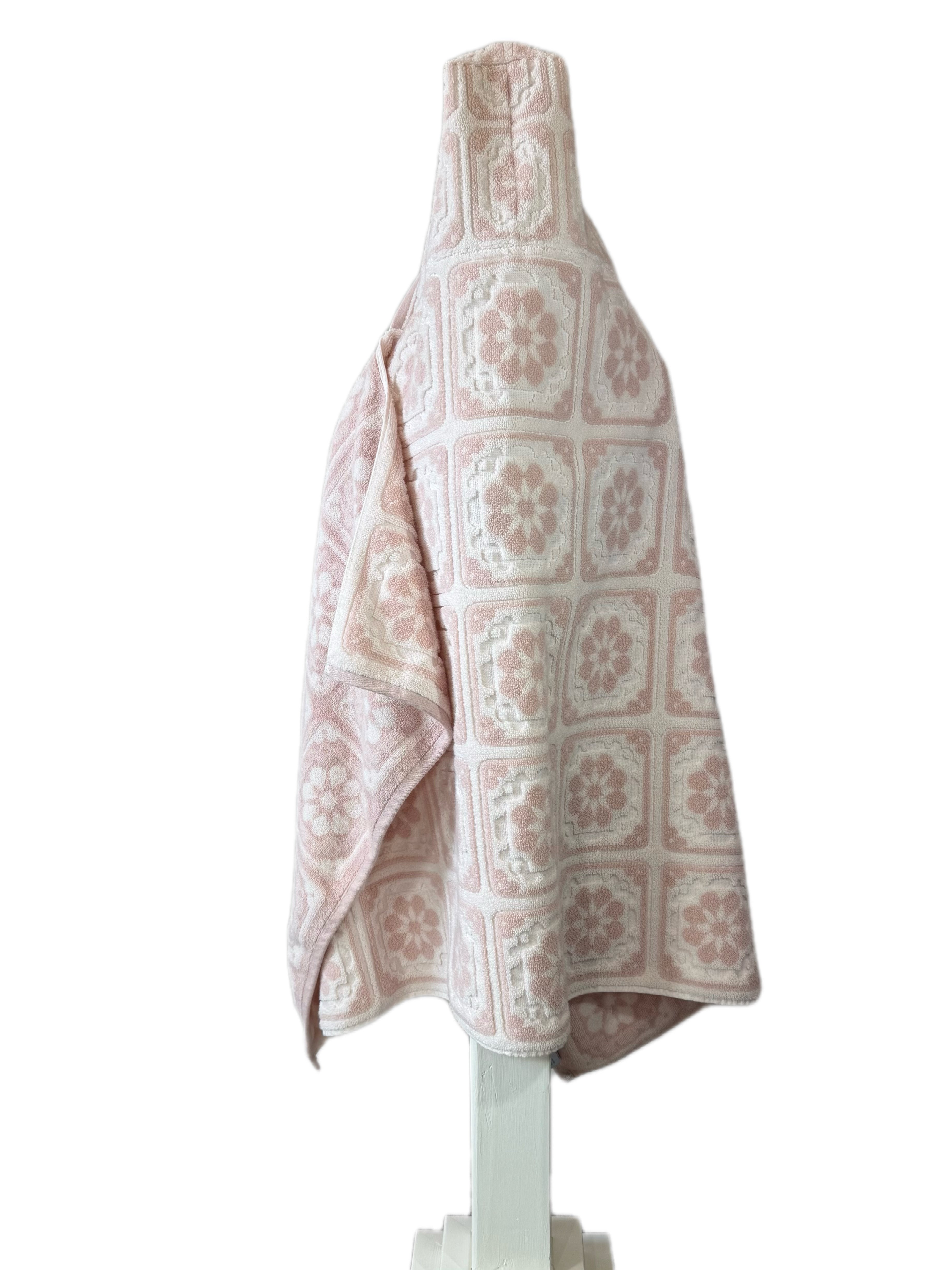Sculpted Granny Squares hooded bath towel