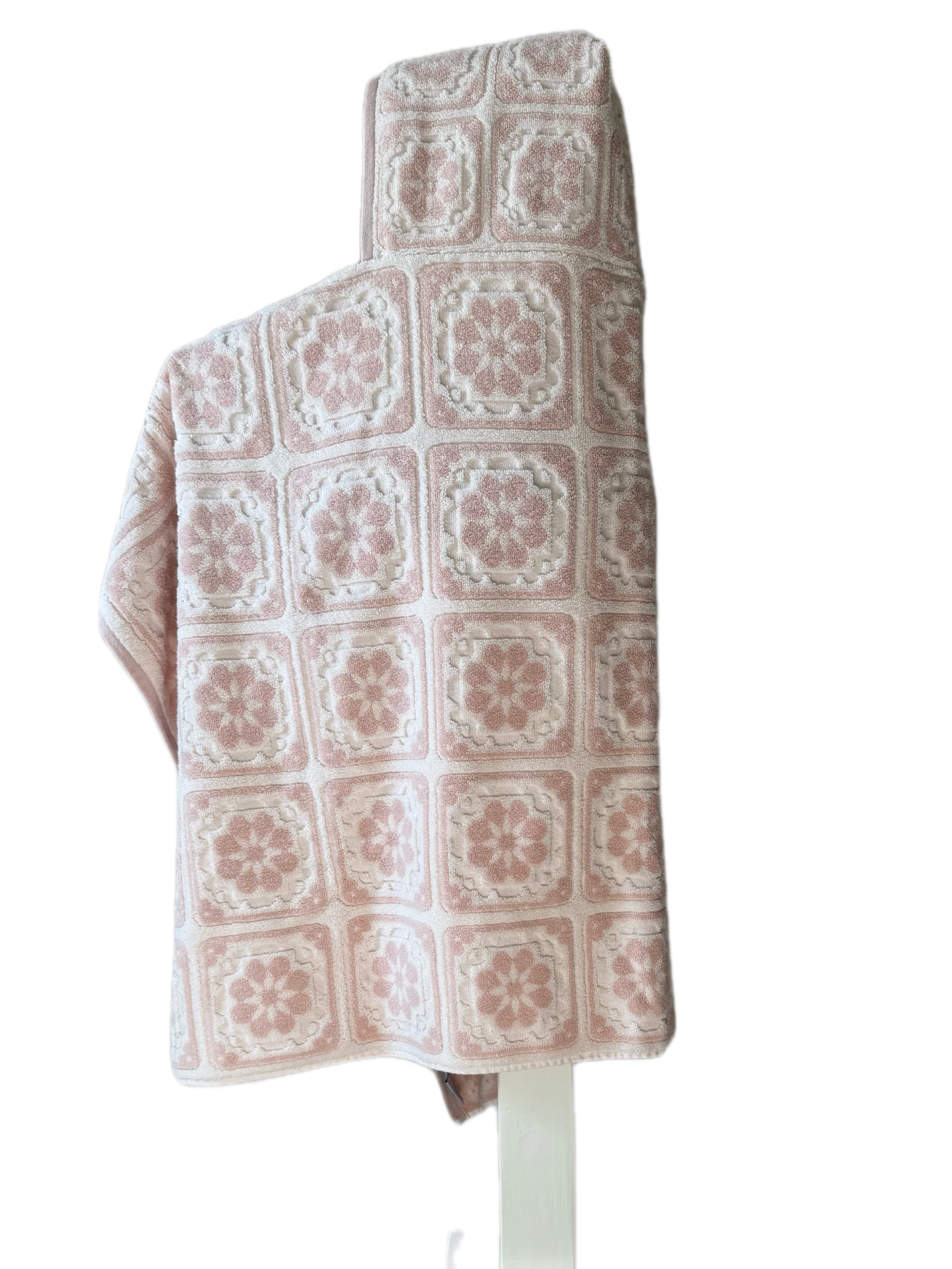 Sculpted Granny Squares hooded bath towel